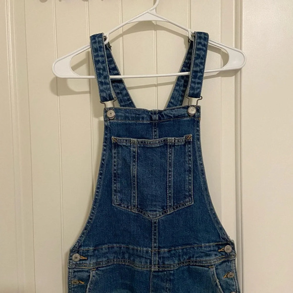 EUC | Old Navy women’s ripped distressed medium wash denim overalls — size 2 - Picture 2 of 10